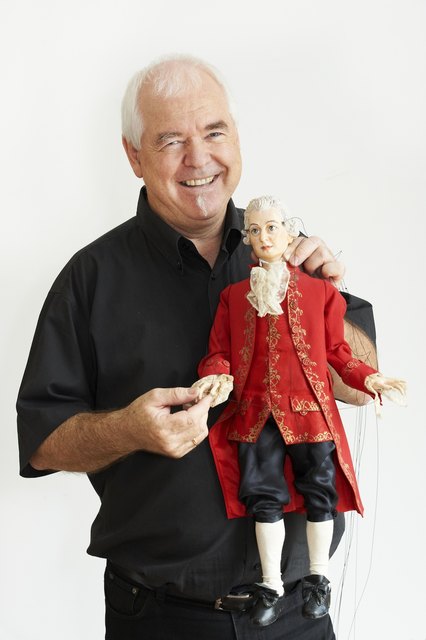 Theaterdirektor Werner Hierzer mit Mozart-Marionette