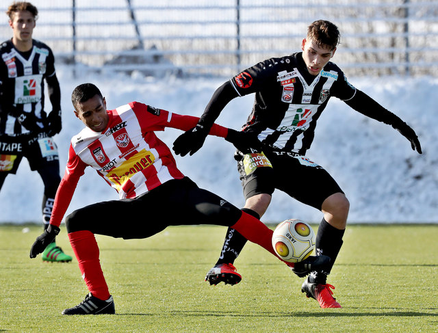 Joao Victor im Zweikampf mit Augustin (WAC).