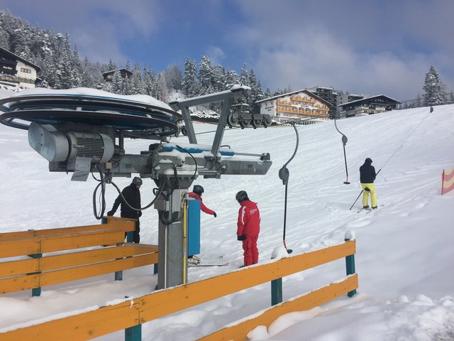 Vor allem Schischulen nutzen den kleinen Schihang in Mösern (Foto vom Mittwoch, 18.1.). Während der Woche ist wenig, am Wochenende dafür viel Betrieb.