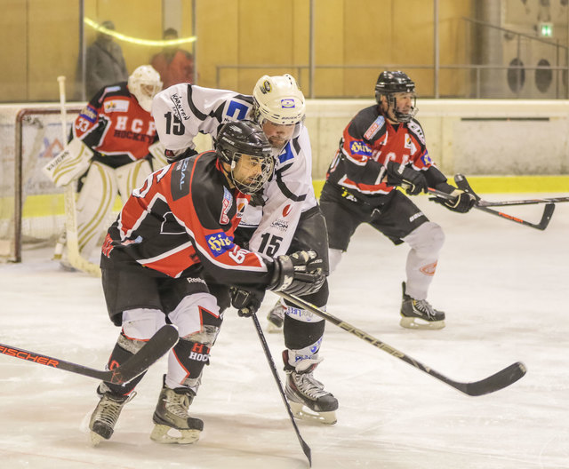 Eishockey. Tarco Woelfe vs HCP Pubersdorf. Olivier REISINGER, Bruno TARMANN, Thomas GARNITSCHNIG . Sepp Puschnig Halle, Klagenfurt, Kaernten, Austria am 17 January 2017 Foto: Krawagner