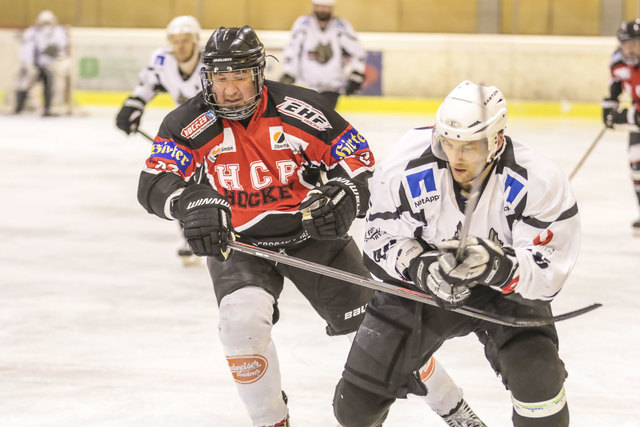 Eishockey. Tarco Woelfe vs HCP Pubersdorf. Thomas GARNITSCHNIG, Christoph IBOUNIG . Sepp Puschnig Halle, Klagenfurt, Kaernten, Austria am 17 January 2017 Foto: Krawagner