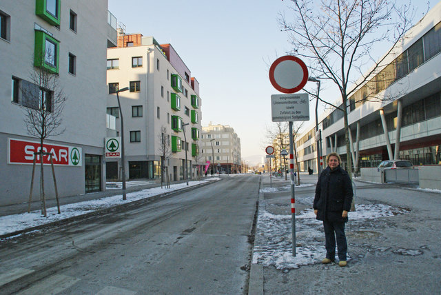 Anrainerin Daniela Guskic protestiert gegen die häufige Missachtung des Fahrverbots in der Ernst-Melchior-Gasse.