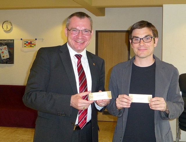 LR Johannes Tratter mit LEA-Projektleiter Reinhard Rausch bei einem Besuch der Produktionsschule in Wörgl 2014.