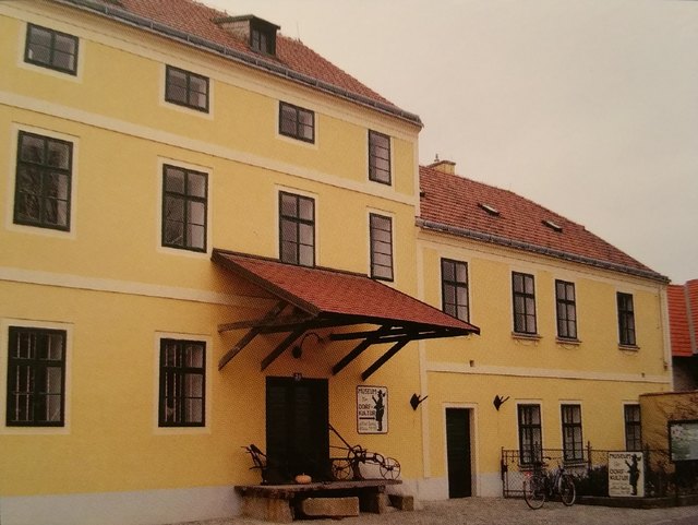 Die im Jahre 1618 erstmals urkundlich erwähnte Dorfmühle wurde im Jahr 1997 umgebaut und in ein Dorfmuseum umfunktioniert. Es sind rund 10.000 Exponate aus der damaligen Bauern- und Arbeitswelt ausgestellt. Dorfmuseum und Topothek arbeiten in enger Kooperation.