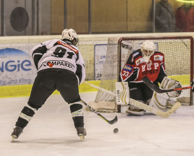 Eishockey. Tarco Woelfe vs HCP Pubersdorf. Andreas MOSCHIK, Bernd WEBERNIG . Sepp Puschnig Halle, Klagenfurt, Kaernten, Austria am 17 January 2017 Foto: Krawagner