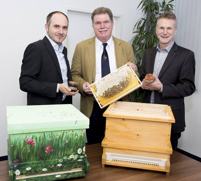 Dr. Christof Rissbacher, Reinhard Hetzenauer und Wendelin Juen freuen sich über die Spitzenqualität des Hunks. | Foto: AMTirol