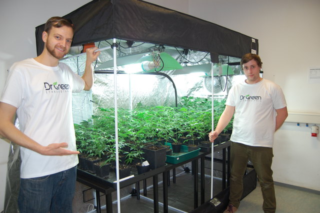 Thomas Jaud (l.), der in Ried/I. lebt, mit seinem Mitarbeiter Marco Schweighofer in seinem "Cannabis-Shop" in Schärding.