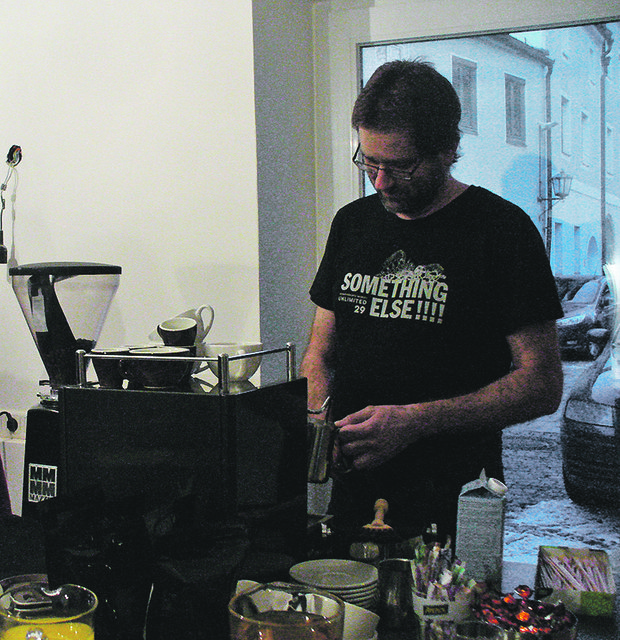 Der Kaffeeröster Peter Zechmeister.