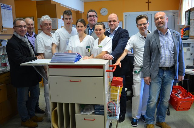 Josef Wiesinger (Kammerrat Bezirk Horn), Robert Fischer (AK Bezirksstellenleiter Horn), Franz Dietrich (Pflegeassistent), DGKP Alexander Etzel (Chirurgie 1), DGKP Nicole Loidolt (Chirurgie 1), dahinter Reinhard Waldhör (BR-Vorsitzender), DGKP Elisabeth Lochner (Chirurgie 1), Markus Wieser (AK Präsident und ÖGB NÖ Vorsitzender), Dr. Peter Bannert, Franz Steindl (ÖGB Sekretär)