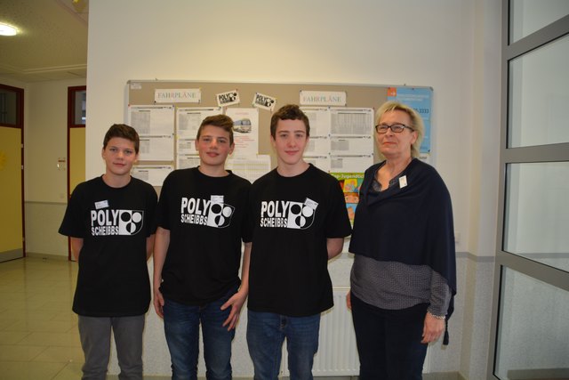 Die Schulsprecher Michael Lehner aus Gaming, Tobias Pramreiter aus Wang und Raphael Deixlberger aus Purgstall mit Poly-Direktorin Edda Taschler.