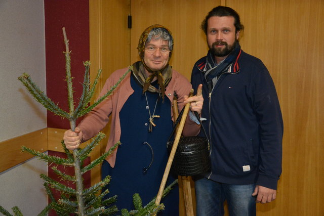 Christbaum gehört einfach dazu: Veranstalter Markus Jahn mit der Ermi-Oma vor ihrem Auftritt in der Stadthalle Fürstenfeld.