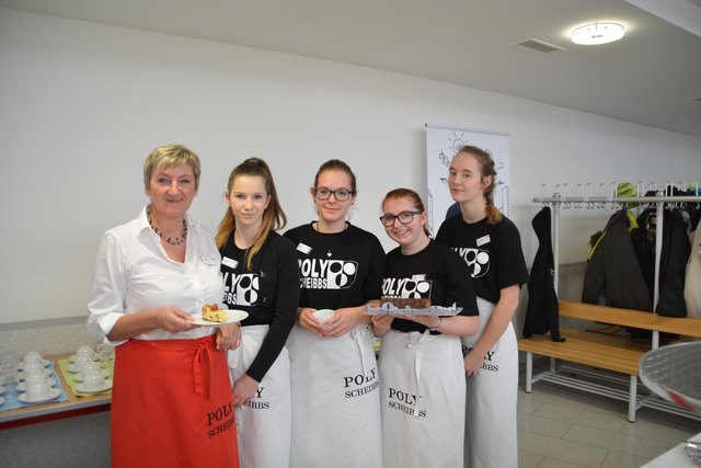 Verwöhnten die Gäste mit Kaffee und Mehlspeisen: Andrea Lechner, Bianca Deckelmann, Jasmin Mayr, Sarah Gfrerer und Corinna Wurzenberger.