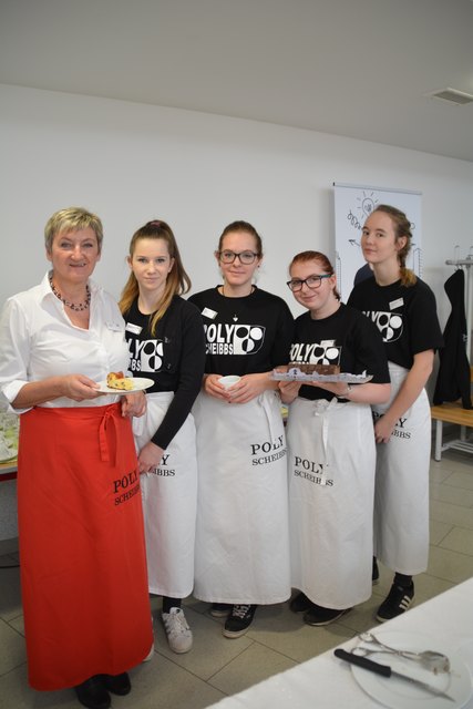 Verwöhnten die Gäste mit Kaffee und Mehlspeisen: Andrea Lechner, Bianca Deckelmann, Jasmin Mayr, Sarah Gfrerer und Corinna Wurzenberger.