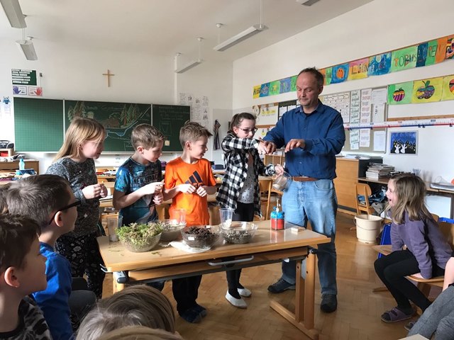 Mit Experimenten wurden den Schülern die Eigenheiten des Wassers erklärt | Foto: KK