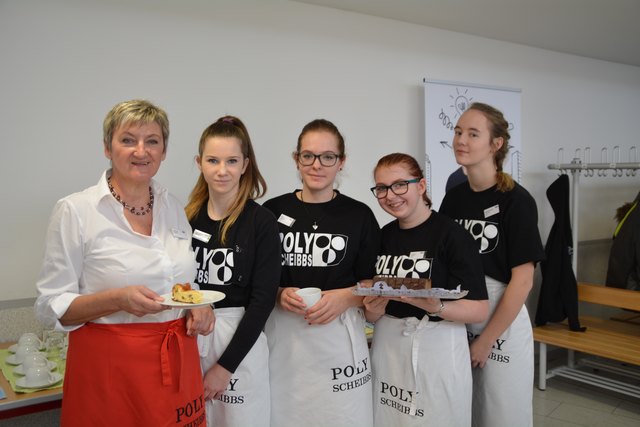 Verwöhnten die Gäste mit Kaffee und Mehlspeisen: Andrea Lechner, Bianca Deckelmann, Jasmin Mayr, Sarah Gfrerer und Corinna Wurzenberger.