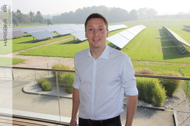 Markus Harisberger vor einem PV-Kraftwerk