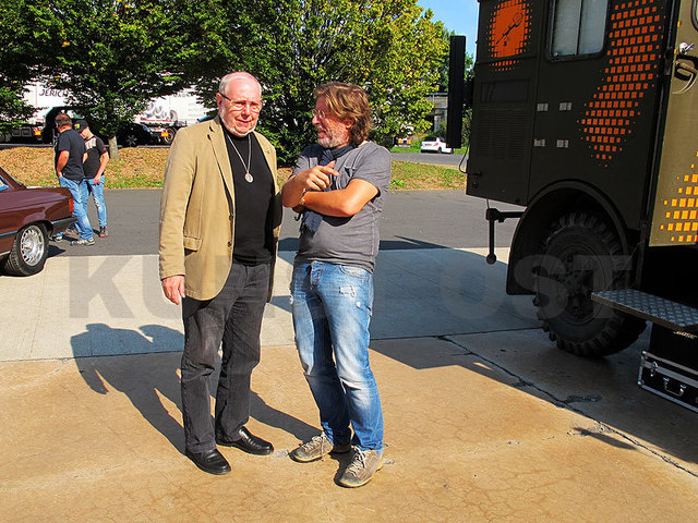 Wissenschafter Hermann Maurer (links) in Hofstätten (neben Heimo Müller mit seinem Blogmobil)