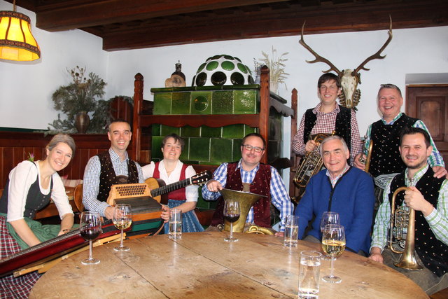 Bertl Göttl mit der Blechsaitn Musi | Foto: ServusTV/Erhart