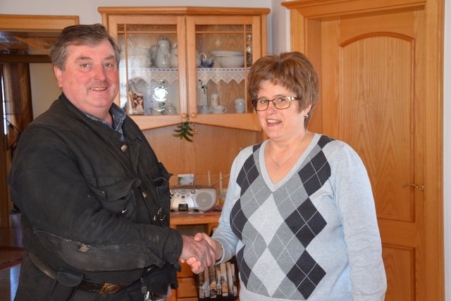 Zufall oder Schicksal, dass genau zum 50. Geburtstag der Rauchfangkehrer kam. Wie auch immer, er soll Glück bringen! Schwägerin Brunhilde war zufällig da und hat mit meinem Fotoapparat dieses Foto von meiner Frau Manuela und dem Rauchfangkehrer gemacht.