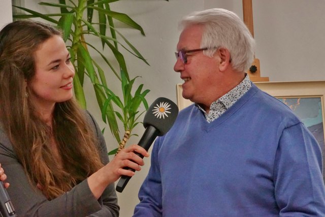 Die Moderatorin im Gespräch mit Saisomkartengewinner Peter Neurauter