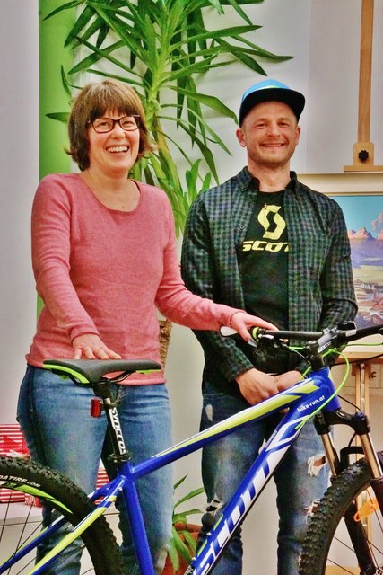 Doppelweltmeister Daniel Federspiel überreicht das Mountainbike der Fa. Bike&Run an die strahlende Gewinnerin Alexandra Flür