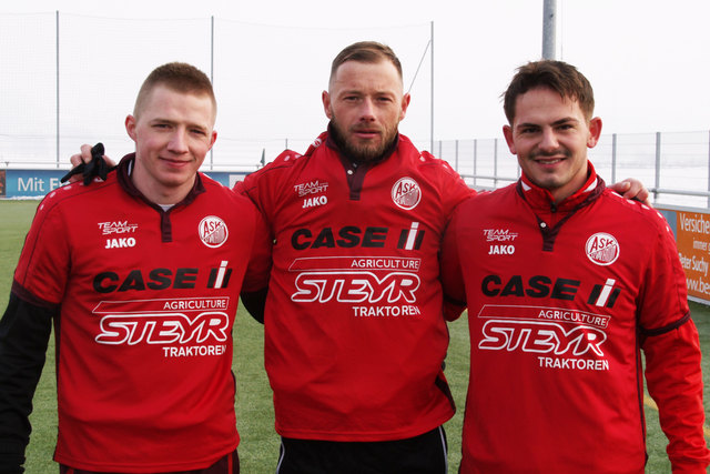 von links nach rechts:                                                       Sergiu Cristian Balc vom TSV Grein ( hat von 2008-2010 schon für den ASK St. Valentin gespielt)
Manfred Rabenhaupt vom SV Bad Schallerbach
Arlind Hamzaj vom ATSV Stadl-Paura