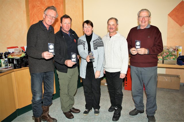 Bgm. Helmut Weber (zweiter von rechts) gratuliert den Imkern zum Sieg beim Gemeinde-Eisstockturnier.