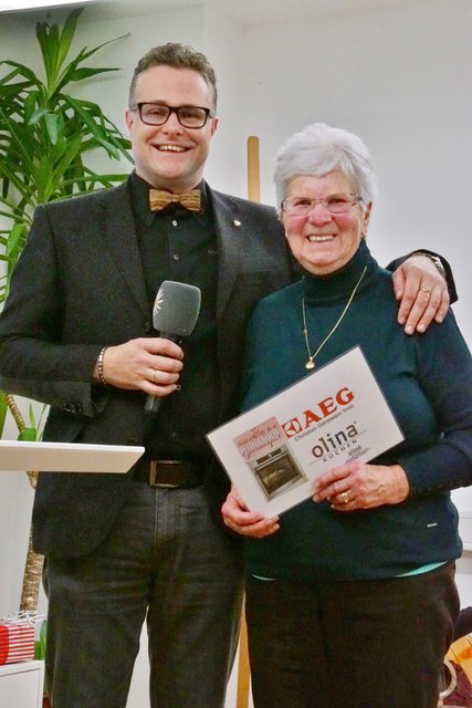 Die strahlende Gewinnerin des AEG Dampfgarers vom Kückenstudio Olina Sieglinde Köck mit Geschäftsführer Christian Genewein