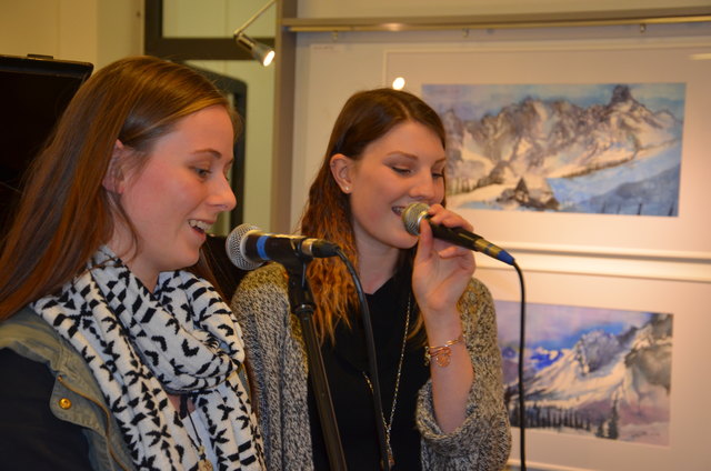 Stefanie Kaiser und Romana Wörgötter ließen sich bei der Vernissage von den Aquarellen Pickls inspirieren.         Foto: Robert Kalss