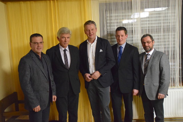 Wolfgang Eder mit Vorgänger Franz Glaser, Vbgm. Fritz Ballmüller sowie den neuen Gemeinderäten Johannes Narrenhofer und Manuel Schwarz.