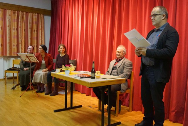 Büchereigründer Josef Eibl (r) begrüßte die Gäste zum alljährlichen Literaturbuffet mit Richard Wall und dem "Hollerstaudentrio".