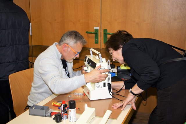 Die Nähmaschine wollte nicht mehr so recht, Ehrenamtliche im Repair Cafe machten sie wieder flott.