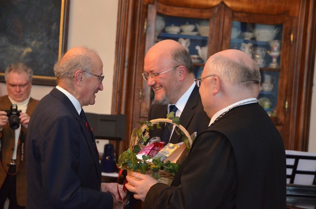 Gratulation an Oberstudienrat Karl-Heinz Huber durch Abt Petrus Pilsinger und Gymnasialdirektor Josef Wagner