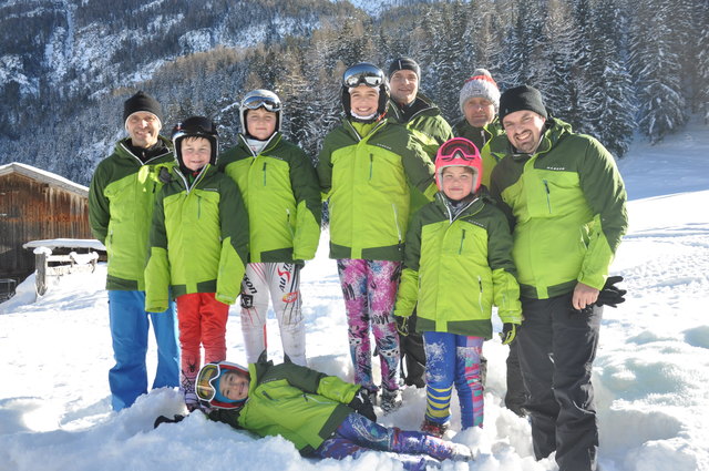 Sichtlich stolz über die erfreulichen Ergebnisse bei der ÖM - die Sportler, Betreuer und der Obmann vom SV Oberperfuss
