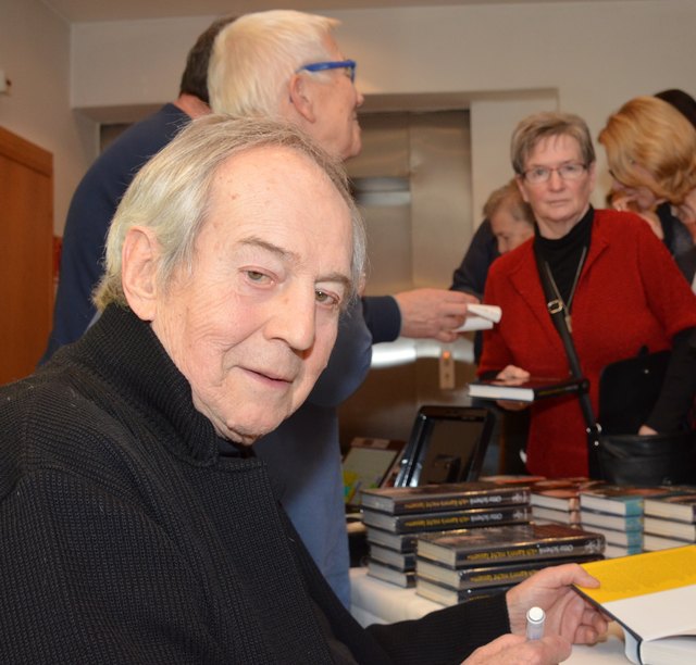 Otto Schenk signierte fleißig Bücher und DVD's.