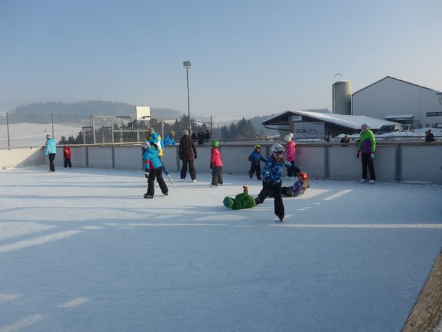 Eislaufen am Schulsportplatz