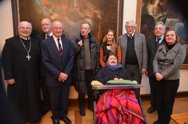 Eine erlesene Runde von Gratulanten; v.l.: Abt Petrus Pilsinger, Direktor Josef Wagner, der Jubilar Oberstudienrat Karl-Heinz Huber, Julian Schutting, Franz Kössl mit Tochter Lucia, die Universitätsprofessoren Wolfgang Wiesmüller, Johann Sonnleitner und Ulrike Tanzer.