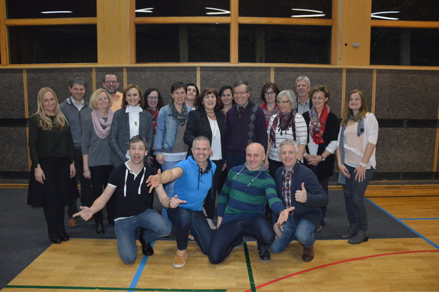 Die Kabarettisten der "Vierkanter" posieren mit dem Waldneukirchner Pfarrgemeinderat