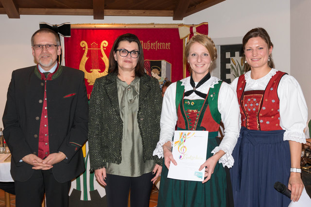 Jungmusikerin Barbara Schretter (2.v.r.) bei der Überreichung des Goldenen Leistungsabzeichens durch AMB-Obm. Horst Pürstl, NRin Elisabeth Pfurtscheller und Bezirksjugendreferentin Lydia Huber. | Foto: AMB