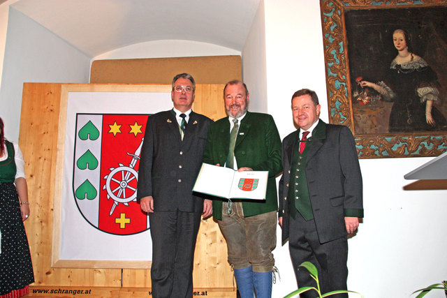 Bei der Verleihung: Bezirkshauptmann Helmut-Theobald Müller, Bgm. Walter Eichmann und Generalsekretär Werner Amon. | Foto: Korbe