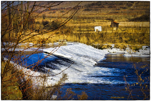 Halb vereist zeigt sich die Wehr am Kamp