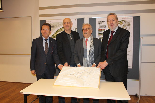 Wilhelm Behensky (Vorsitzender der Geschäftsleitung der FH Campus Wien), Christoph Chorherr (Mitglied im Gemeindeausschuss für Stadtentwicklung), Hannes Swoboda (Präsident FH Campus Wien -Verein zur Förderung des Fachhochschul-, Entwicklungs- und Forschungszentrums im Süden Wiens) und Josef Kaindl (BV-Stellvertreter) präsentierten das Siegerprojekt für die Science City.