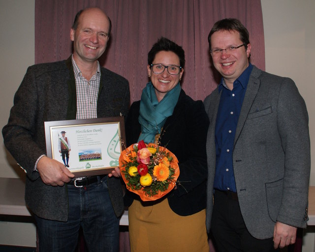 Sepp Steinberger (li.) gab das Amt des Obmanns nach 23 Jahren an Irene Kreuzberger weiter. Sie arbeitet nun mit Kapellmeister Klaus Vinatzer zusammen.