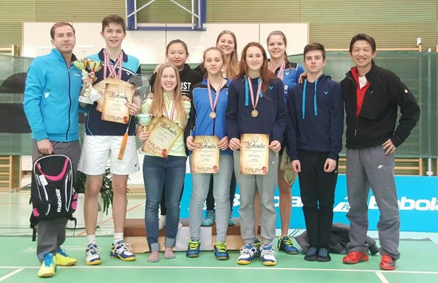 Pressbaums Talente und Betreuer Kenny Wu präsentieren ihre 10 gewonnen Medaillen bei den Jugend Staatsmeisterschaften.