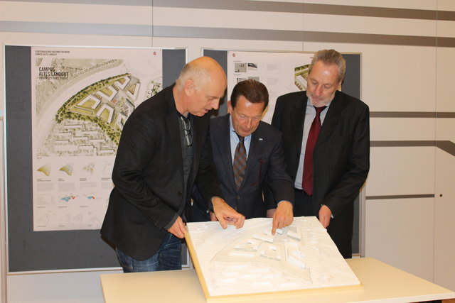 Christoph Chorherr (Mitglied im Gemeindeausschuss für Stadtentwicklung), Wilhelm Behensky (Vorsitzender der Geschäftsleitung der FH Campus Wien) und Josef Kaindl (BV-Stellvertreter) präsentierten das Siegerprojekt für die Science City.