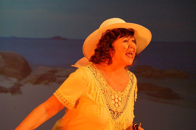 Hildegard Reitberger in ihrer Rolle als Shirley Valentine, die mit Selbstironie dem Alltagstrott zu entfliehen versucht.