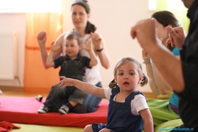 Gemeinsames Spielen, Musizieren, Lernen und Gebärden: Das können Kinder und Familien beim Verein Kinderhände.