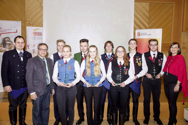 Die Geehrten aus dem Bezirk Eisenstadt-Umgebung: Lukas Krenn (Donnerskirchen), Verena Breitschnig (Neufeld), Kim Menedetter (Neufeld), Thomas Dragschitz (Wulkaprodersdorf), Mario Lupsina (St. Georgen), Lukas Grafl (Siegendorf), Patrick Payer (St. Margarethen) und Sabrina Ruffini (St. Margarethen)