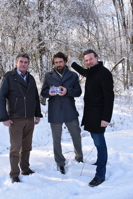 Einbaumhaus-Architekt Wolfgang Lackner mit Karl Weger und Wolfgang Germ vor den Robinien in Klagenfurt, die für die ersten Einbaumhäuser verwendet werden