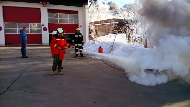 Nach der mündlichen Prüfung übten die Kinder mit Feuerlöschern